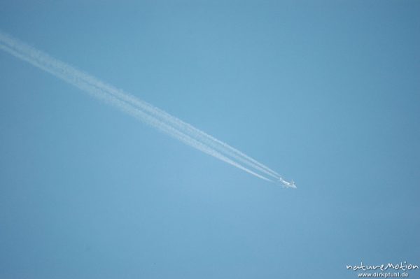 Düsenflugzeit mit Kondensstreifen an blauem Himmel, Göttingen, Deutschland