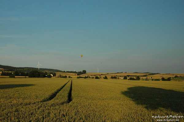 Weizenfeld, Diemardener Warte, Windräder, Heißluftballon, Göttingen, Deutschland