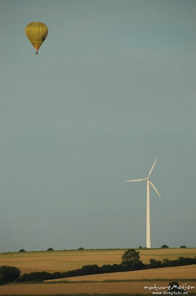 Windrad und Heißlufballon, Diemardener Warte, Göttingen, Deutschland