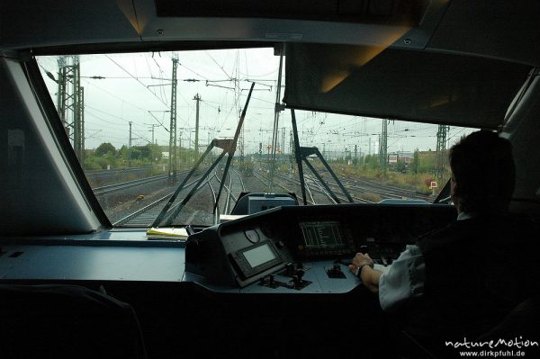 Führerstand eines IC, Blick nach vorn, Schienen, Gleisanlagen, Lokführer, , Deutschland