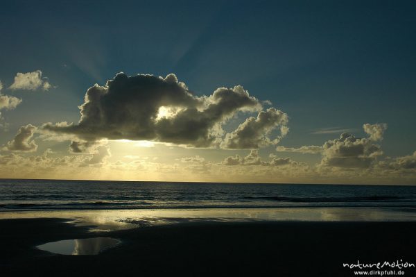 Lichtstrahlen der untergehenden Sonne, Meer und  Wolken, Amrum, Amrum, Deutschland