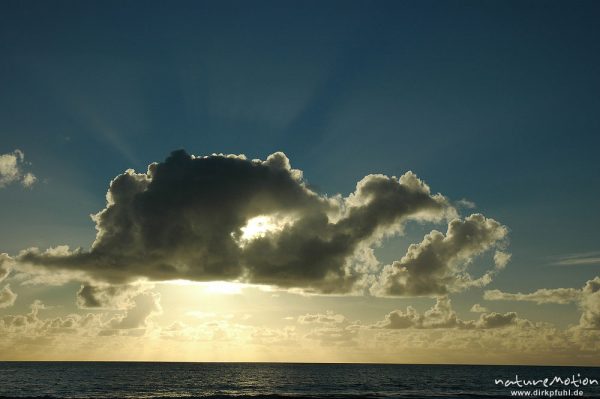 Lichtstrahlen der untergehenden Sonne, Meer und  Wolken, Amrum, Amrum, Deutschland