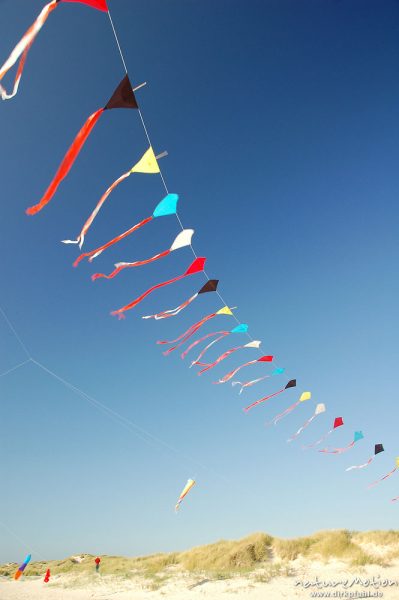 Drachen an blauem Himmel, Strand von Amrum, Amrum, Deutschland