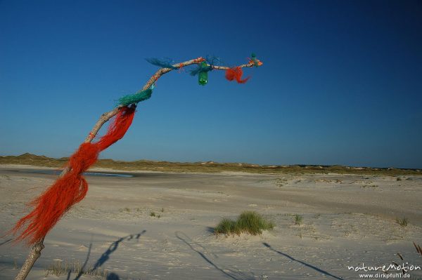 Kunstwerke aus Treibgut, Fahnen im Wind, Amrum, Amrum, Deutschland