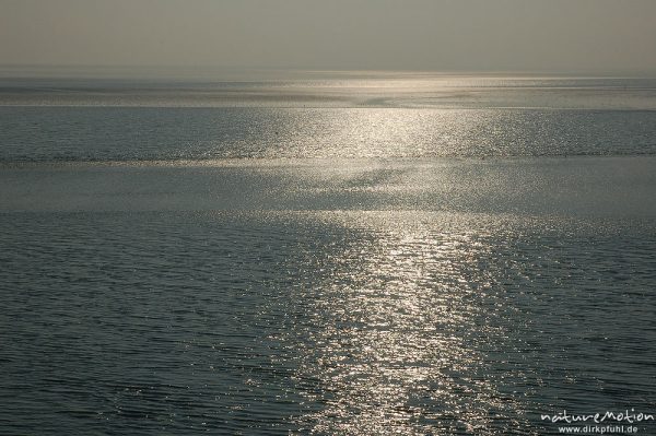 Morgenlicht auf dem Meer, Lichtreflexe im Flachwasser, Fährfahrt Amrum Dagebüll, Amrum, Deutschland