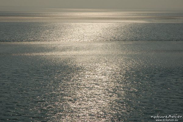 Morgenlicht auf dem Meer, Lichtreflexe im Flachwasser, Fährfahrt Amrum Dagebüll, Amrum, Deutschland