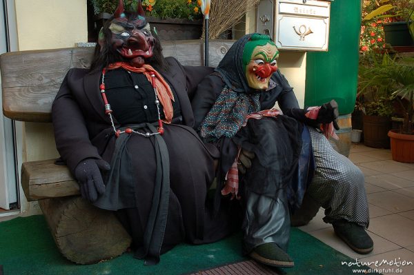 Hexe und Teufel, Puppen, lebensgroß, sitzend auf Bank vor Restaurant Hexentreff, Thale, , Deutschland