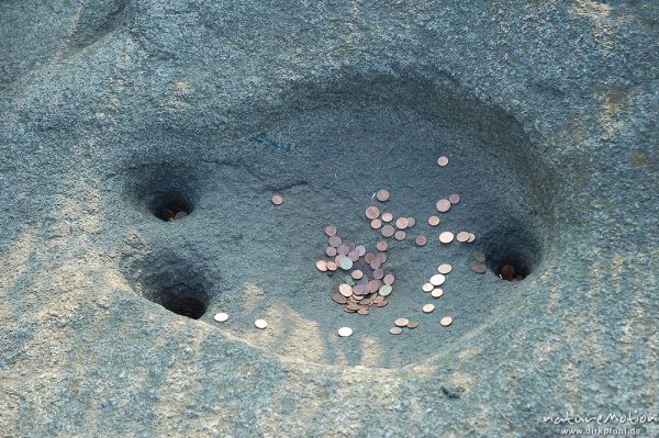 Roßtrappe, durch Verwitterung entstandene, hufförmige Vertiefung im Fels, mit Münzen, Bodetal, Bodetal, Deutschland
