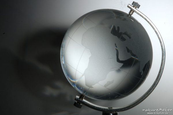 Globus aus Glas, Afrika und Europa, Lichtreflexe, Schatten, Göttingen, Deutschland
