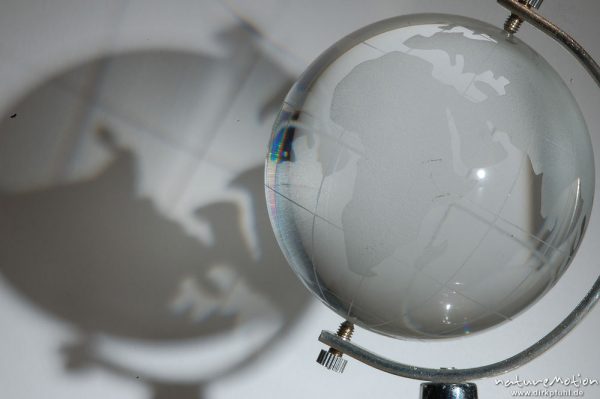 Globus aus Glas, Afrika und Europa, Lichtreflexe, Schatten, Göttingen, Deutschland
