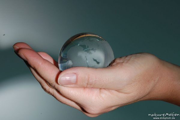 Globus aus Glas in Handfläche, Marianne Gerkens, Göttingen, Deutschland