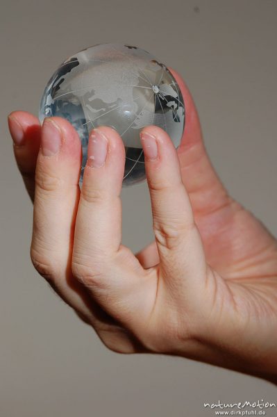 Globus aus Glas in Handfläche, Marianne Gerkens, Göttingen, Deutschland