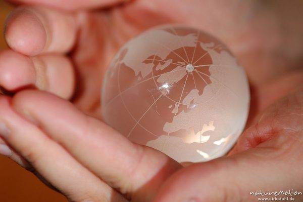 Globus aus Glas in Handfläche, Marianne Gerkens, Göttingen, Deutschland