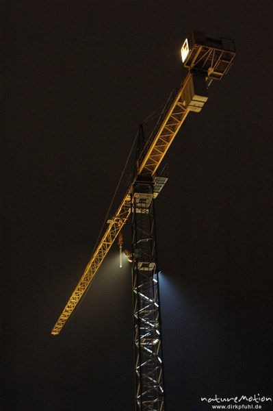 Baukran im Dunkeln mit Beleuchtung, Baustelle Altenwohnheim Danziger Straße, Göttingen, Göttingen, Deutschland