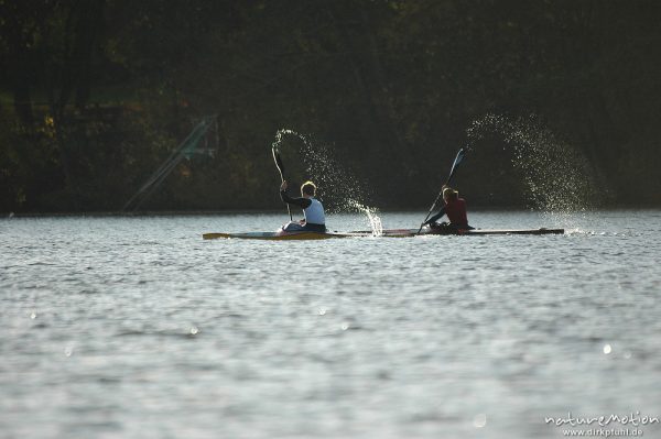 Kanuten, Paddelschlag mit Spritzwasser im Gegenlicht, Kiessee, Göttingen, Göttingen, Deutschland