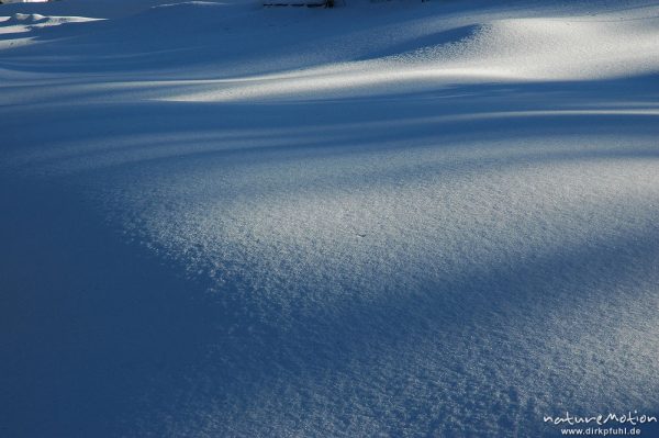 Schattenspiele auf Schneedecke, Eiskristalle, Harsch,  Achtermann, Harz, Deutschland