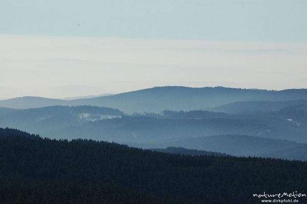 Blick von der Wolfswarte, Fichtenwald, Felsen, Schnee, Dunst, Höhenzüge, Harz, Deutschland
