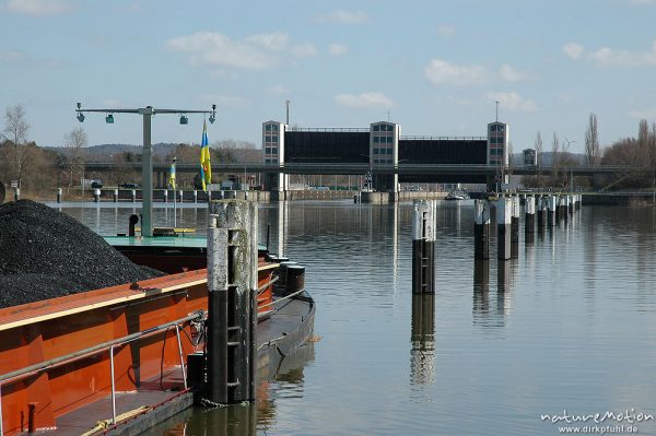 Schleuse und festgemachter Lastkahn, Elbe, Hamburg, Deutschland