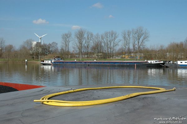 Frachtschiff auf der Elbe, Hamburg, Deutschland