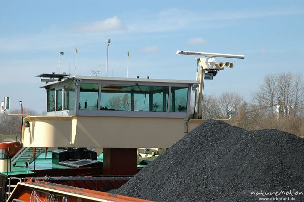 Frachtschiff auf der Elbe, Steuerhaus, aufgeschütteter Kies im Frachtraum, Hamburg, Deutschland