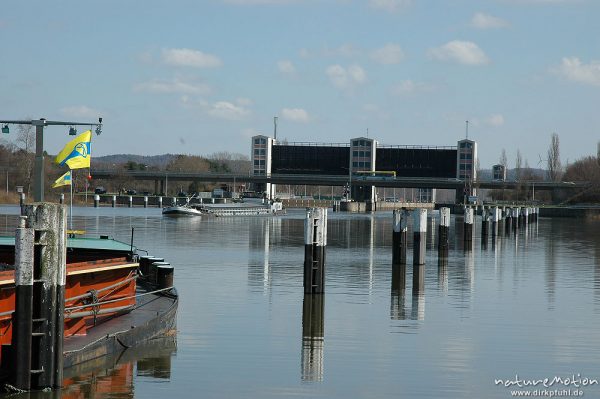 Schleuse und festgemachter Lastkahn, Elbe, Hamburg, Deutschland