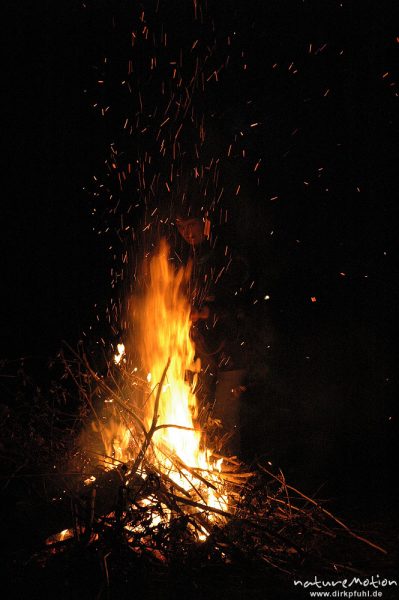 Osterfeuer im Garten von Renate Karwehl, Funkenflug, Flammen, Hamburg, Deutschland