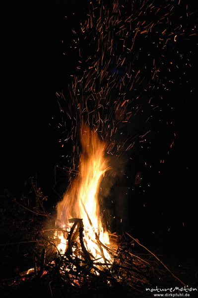 Osterfeuer im Garten von Renate Karwehl, Funkenflug, Flammen, Hamburg, Deutschland