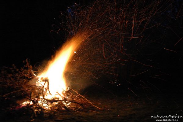 Osterfeuer im Garten von Renate Karwehl, Funkenflug, Flammen, Hamburg, Deutschland