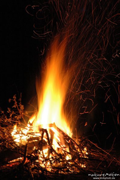 Osterfeuer im Garten von Renate Karwehl, Funkenflug, Flammen, Hamburg, Deutschland