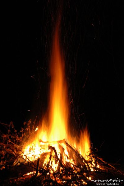 Osterfeuer im Garten von Renate Karwehl, Funkenflug, Flammen, Hamburg, Deutschland