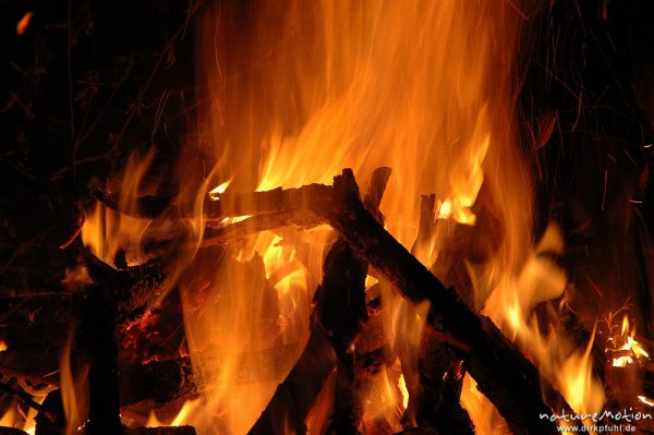 Osterfeuer im Garten von Renate Karwehl, Funkenflug, Flammen, Hamburg, Deutschland