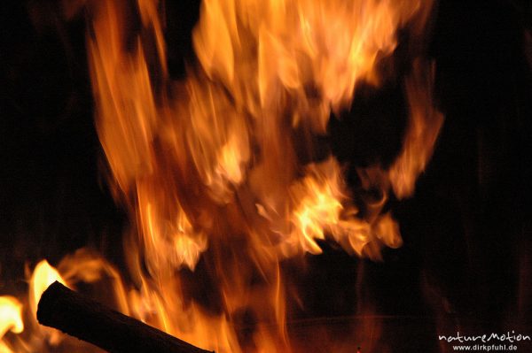 Flammen, Osterfeuer im Garten von Renate Karwehl, Hamburg, Deutschland