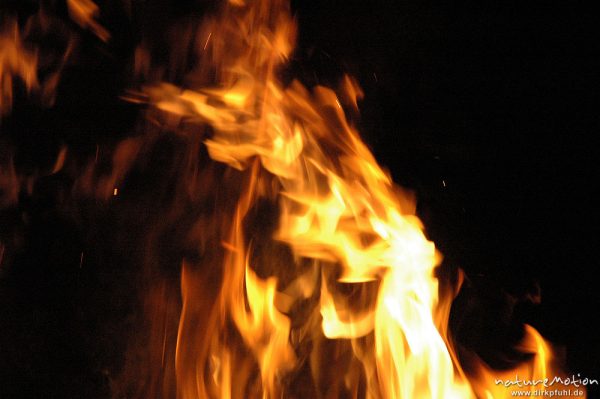 Flammen, Osterfeuer im Garten von Renate Karwehl, Hamburg, Deutschland