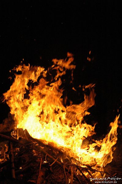 Flammen, Osterfeuer im Garten von Renate Karwehl, Hamburg, Deutschland