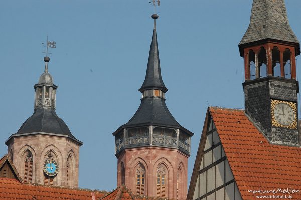 Kirchtumspitzen und Rathausuhr, Johanniskirche, Altes Rathaus, Göttingen, Göttingen, Deutschland