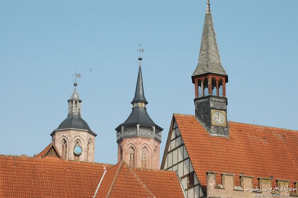 Kirchtumspitzen Rathausdach und Rathausuhr, Johanniskirche, Altes Rathaus, Göttingen, Göttingen, Deutschland