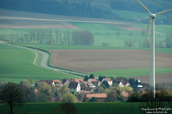 Windrad und Häuser, Diemarden, Weiden und Ackerflächen am Westerberg, Göttingen, Deutschland
