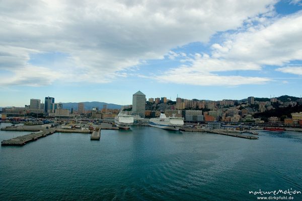 Hafen von Genua, Blick von der Fähre Genua-Bastia aus, Genua, Italien