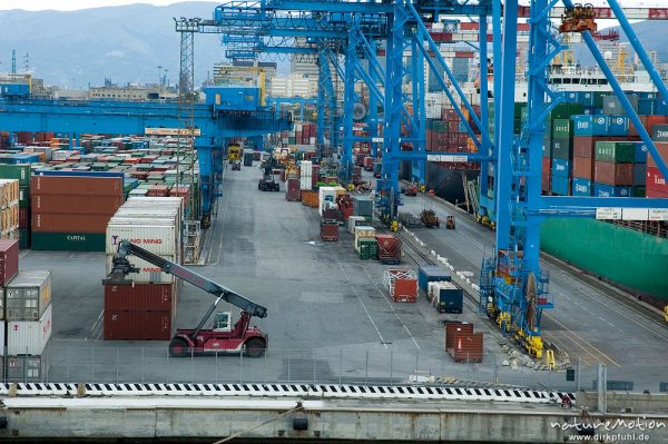 Containerentladung, Containerschiff, Hafen von Genua, Blick von der Fähre Genua-Bastia aus, Genua, Italien