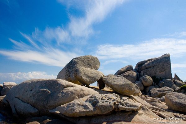 Felsformation und Zirrus-Wolken, Strand von Palombaggia, Korsika, Frankreich