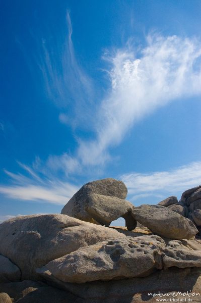 Felsformation und Zirrus-Wolken, Strand von Palombaggia, Korsika, Frankreich