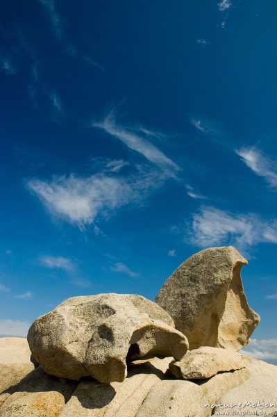 Felsformation und Zirrus-Wolken, Strand von Palombaggia, Korsika, Frankreich