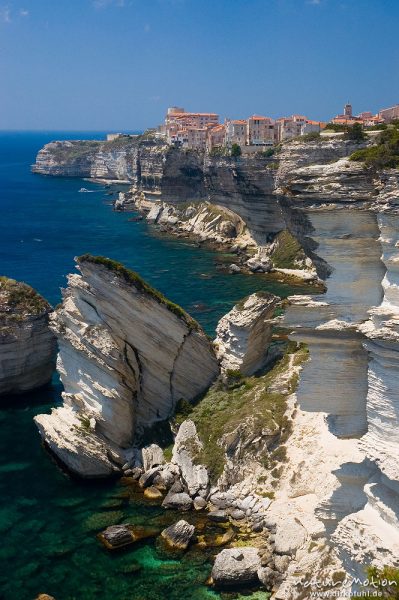 Kreidefelsen von Bonifacio, Häuser am Klippenrand über dem Meer, Korsika, Frankreich