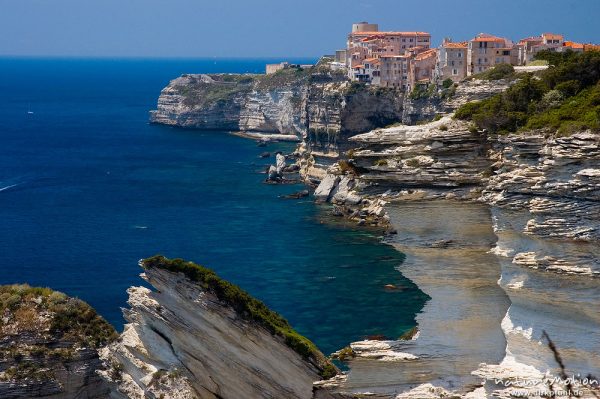 Kreidefelsen von Bonifacio, Häuser am Klippenrand über dem Meer, Korsika, Frankreich