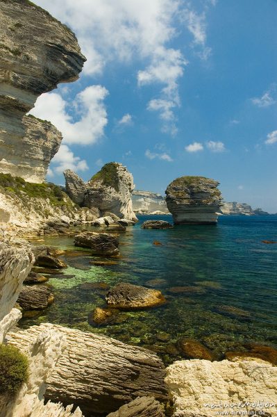 Kreidefelsen im blauen Wasser, Bonifacio, Korsika, Frankreich