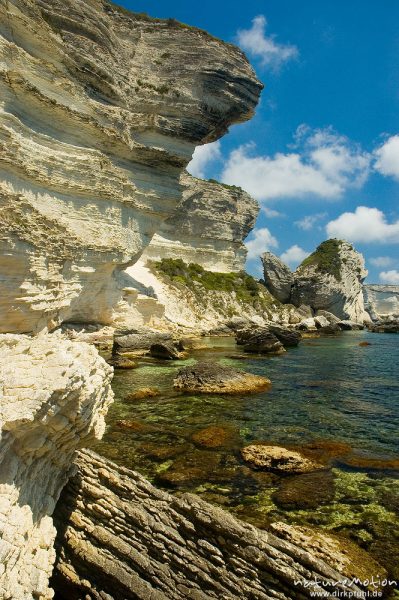 Kreidefelsen im blauen Wasser, Bonifacio, Korsika, Frankreich