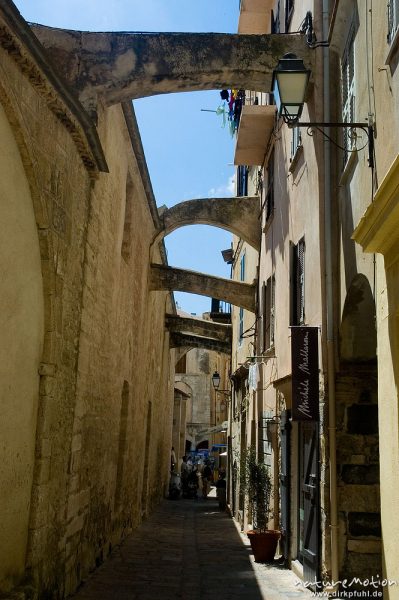 Bonifacio, schmale Gasse der Altstadt mit typischen Steinbögen zum Abstützen der Fassaden, Korsika, Frankreich