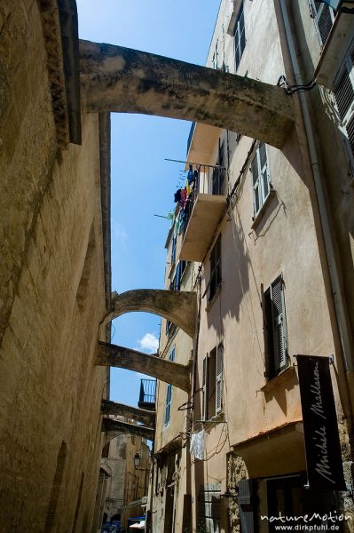 Bonifacio, schmale Gasse der Altstadt mit typischen Steinbögen zum Abstützen der Fassaden, Korsika, Frankreich