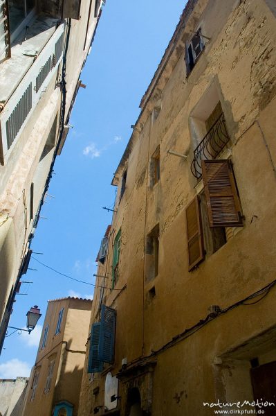 Bonifacio, Hausfassade mit hölzernen Fensterläden, schmale Gasse der Altstadt, Korsika, Frankreich
