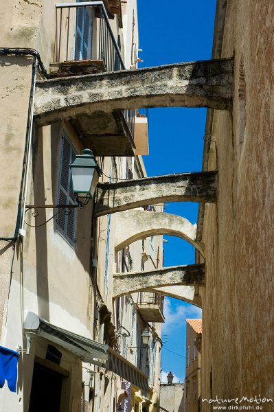 Bonifacio, schmale Gasse der Altstadt mit typischen Steinbögen zum Abstützen der Fassaden, Korsika, Frankreich